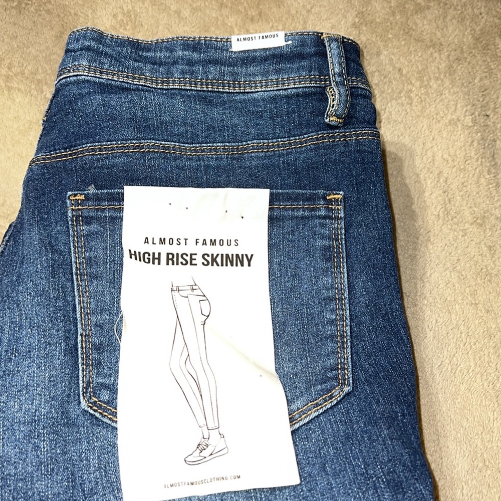 Almost Famous Women’s High Rise Skinny Jeans Size 11 NWT Distressed - Picture 8 of 8